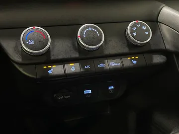 2025 Hyundai Elantra - image 19