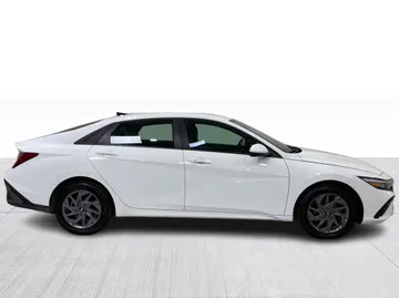 2025 Hyundai Elantra - image 2
