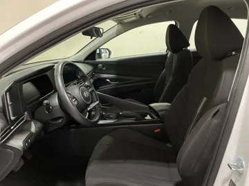 2025 Hyundai Elantra - image 3