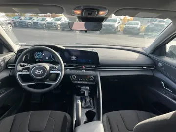 2025 Hyundai Elantra - image 9