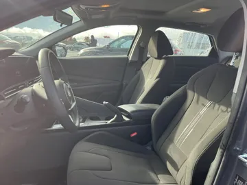 2025 Hyundai Elantra - image 8