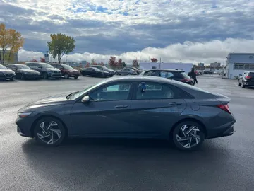 2025 Hyundai Elantra - image 4