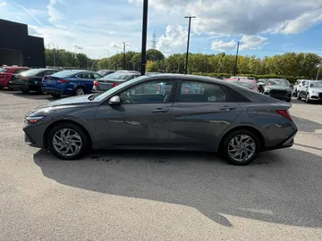 2025 Hyundai Elantra - image 6