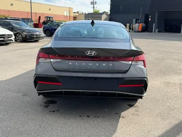 2025 Hyundai Elantra - image 4
