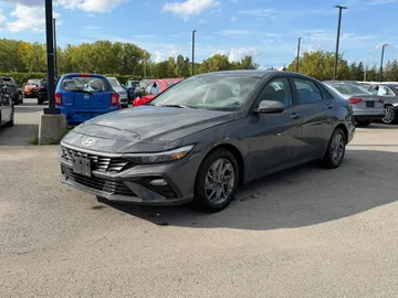 2025 Hyundai Elantra - image 3