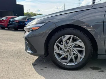 2025 Hyundai Elantra - image 7