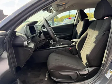 2025 Hyundai Elantra - image 8