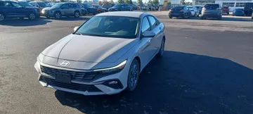 2024 Hyundai Elantra - image 3
