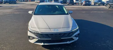 2024 Hyundai Elantra - image 2