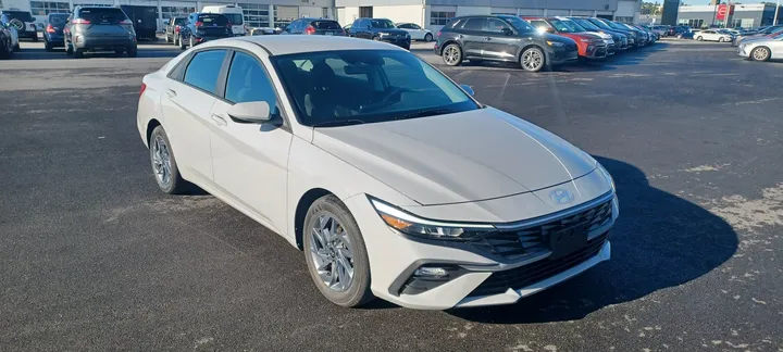 2024 Hyundai Elantra - image principale