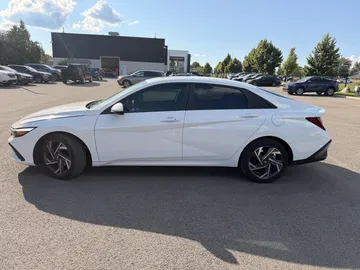 2024 Hyundai Elantra - image 4