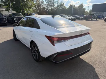 2024 Hyundai Elantra - image 3