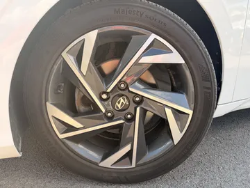 2024 Hyundai Elantra - image 7