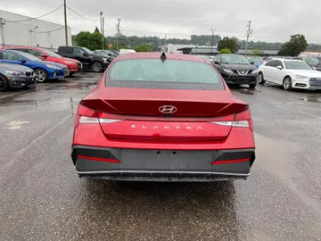 2024 Hyundai Elantra - image 7