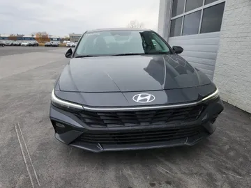 2025 Hyundai Elantra - image 2