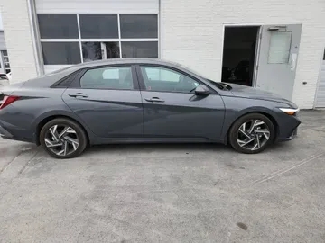 2025 Hyundai Elantra - image 4