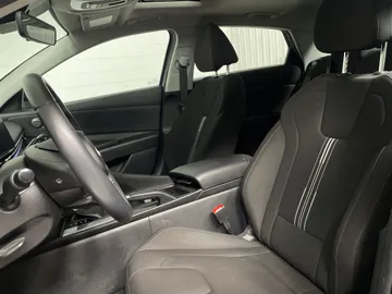 2024 Hyundai Elantra - image 3
