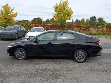 2025 Hyundai Elantra - image 4