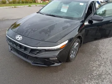 2025 Hyundai Elantra - image 3