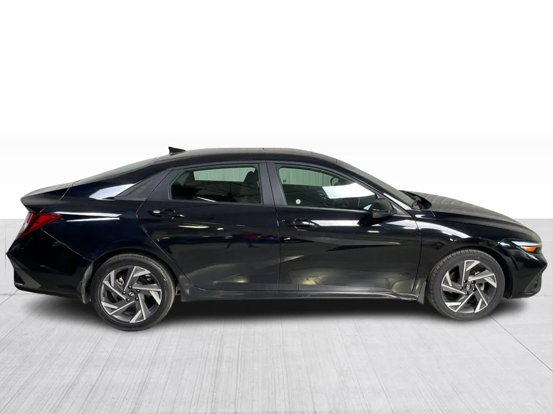 2025 Hyundai Elantra — photo 2