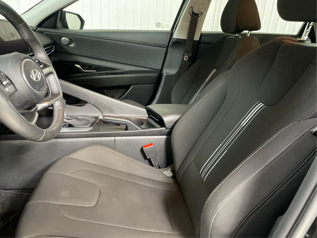 2025 Hyundai Elantra — photo 3