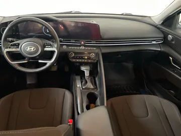 2025 Hyundai Elantra - image 4