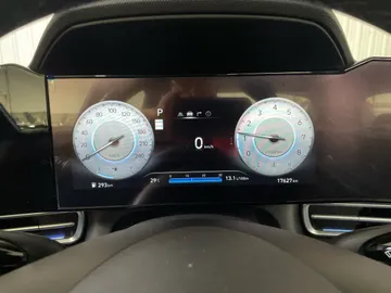 2025 Hyundai Elantra - image 18
