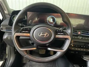 2025 Hyundai Elantra - image 19