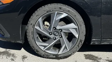 2025 Hyundai Elantra - image 7