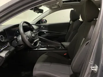 2024 Hyundai Elantra - image 3