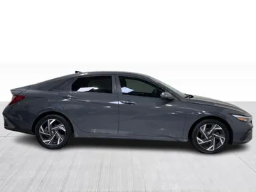 2024 Hyundai Elantra - image 2
