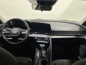 2024 Hyundai Elantra - image 4