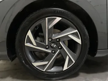 2024 Hyundai Elantra - image 7