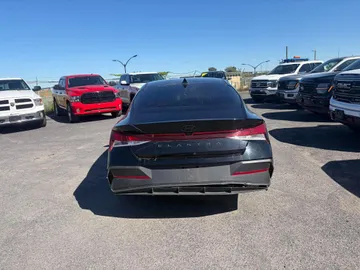 2024 Hyundai Elantra - image 6