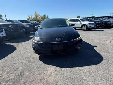 2024 Hyundai Elantra - image 2