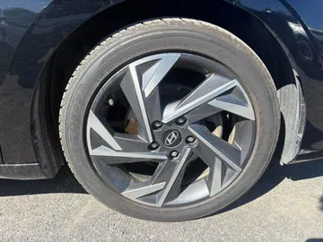2024 Hyundai Elantra - image 7