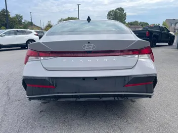2024 Hyundai Elantra - image 4
