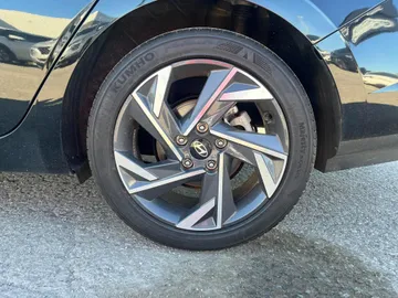 2025 Hyundai Elantra - image 7