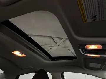2025 Hyundai Elantra - image 6