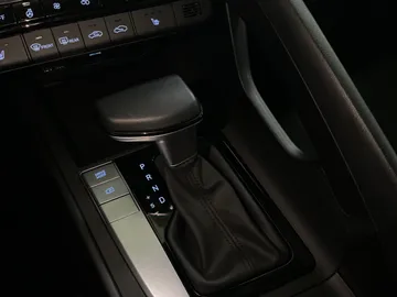 2025 Hyundai Elantra - image 30