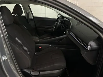 2025 Hyundai Elantra - image 3