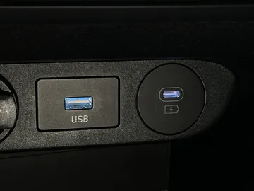 2025 Hyundai Elantra - image 29