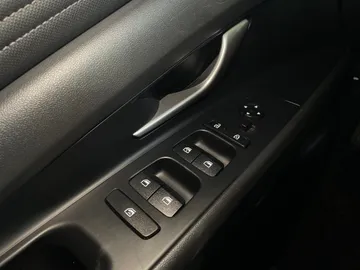 2025 Hyundai Elantra - image 26