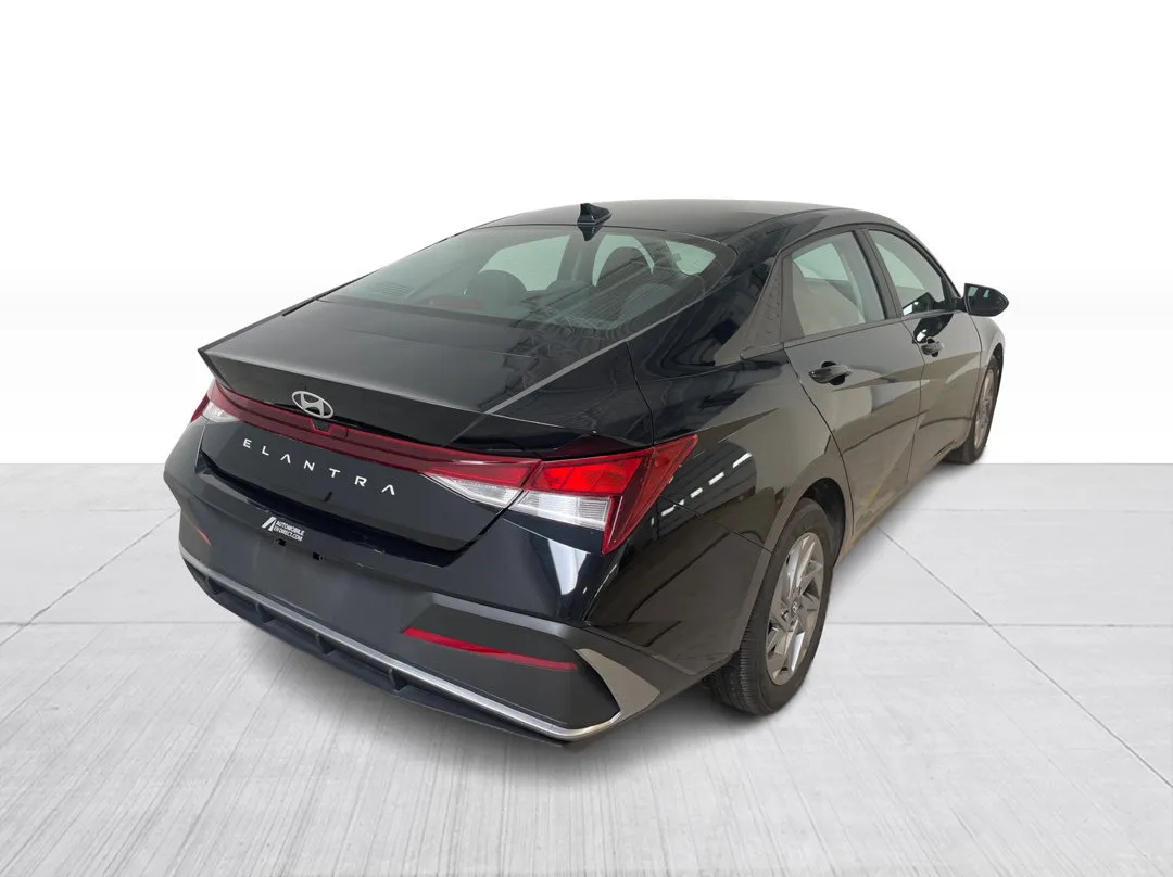 2025 Hyundai Elantra — photo 7