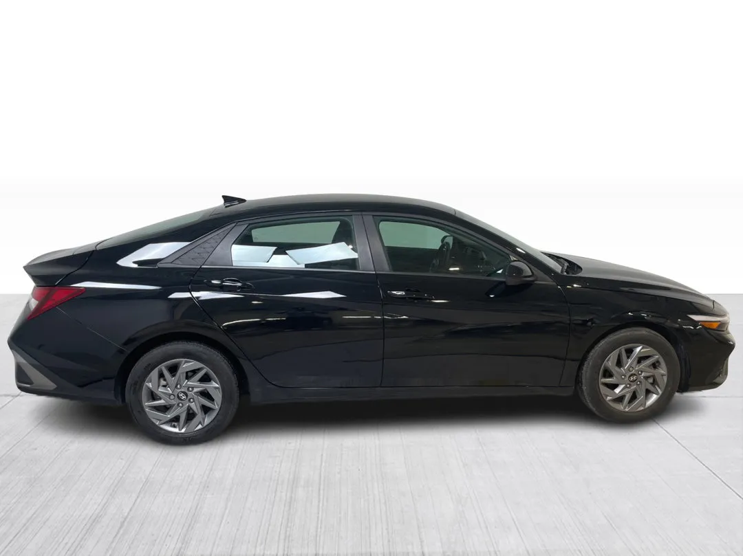 2025 Hyundai Elantra — photo 8