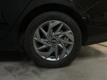 2025 Hyundai Elantra - image 17