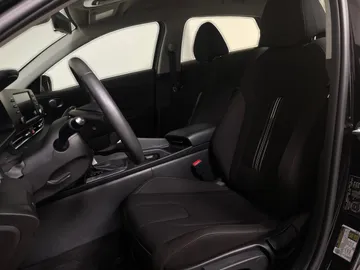 2025 Hyundai Elantra - image 10