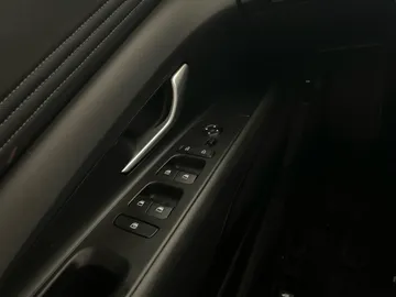 2025 Hyundai Elantra - image 24