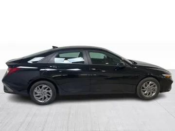 2025 Hyundai Elantra - image 9
