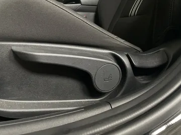 2025 Hyundai Elantra - image 16